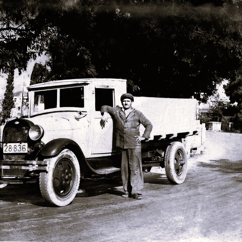 Ο Παππούς μου Διομήδης Ναούμ οδηγός το 1929 στον ΦΙΧ περιοχή Κλοναρίδου Πατήσια.