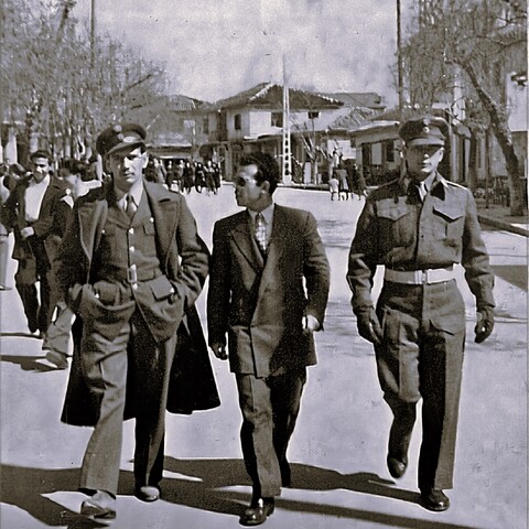 Ο Πατέρας μου στην μέση της φωτογραφίας το 1948