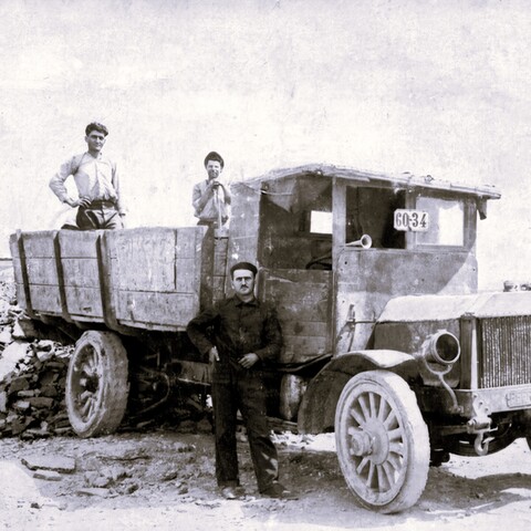 Ο Παππούς μου Διομήδης Ναούμ το 1932 οδηγός στον ΦΙΧ